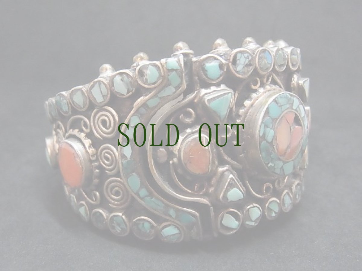 画像2: チベタンシルバーバングル・象嵌加工（ターコイズ、珊瑚）tibetan tribal bangle with inlay (2)