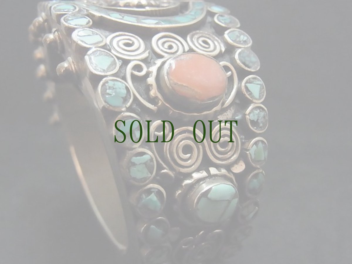 画像9: チベタンシルバーバングル・象嵌加工（ターコイズ、珊瑚）tibetan tribal bangle with inlay (9)