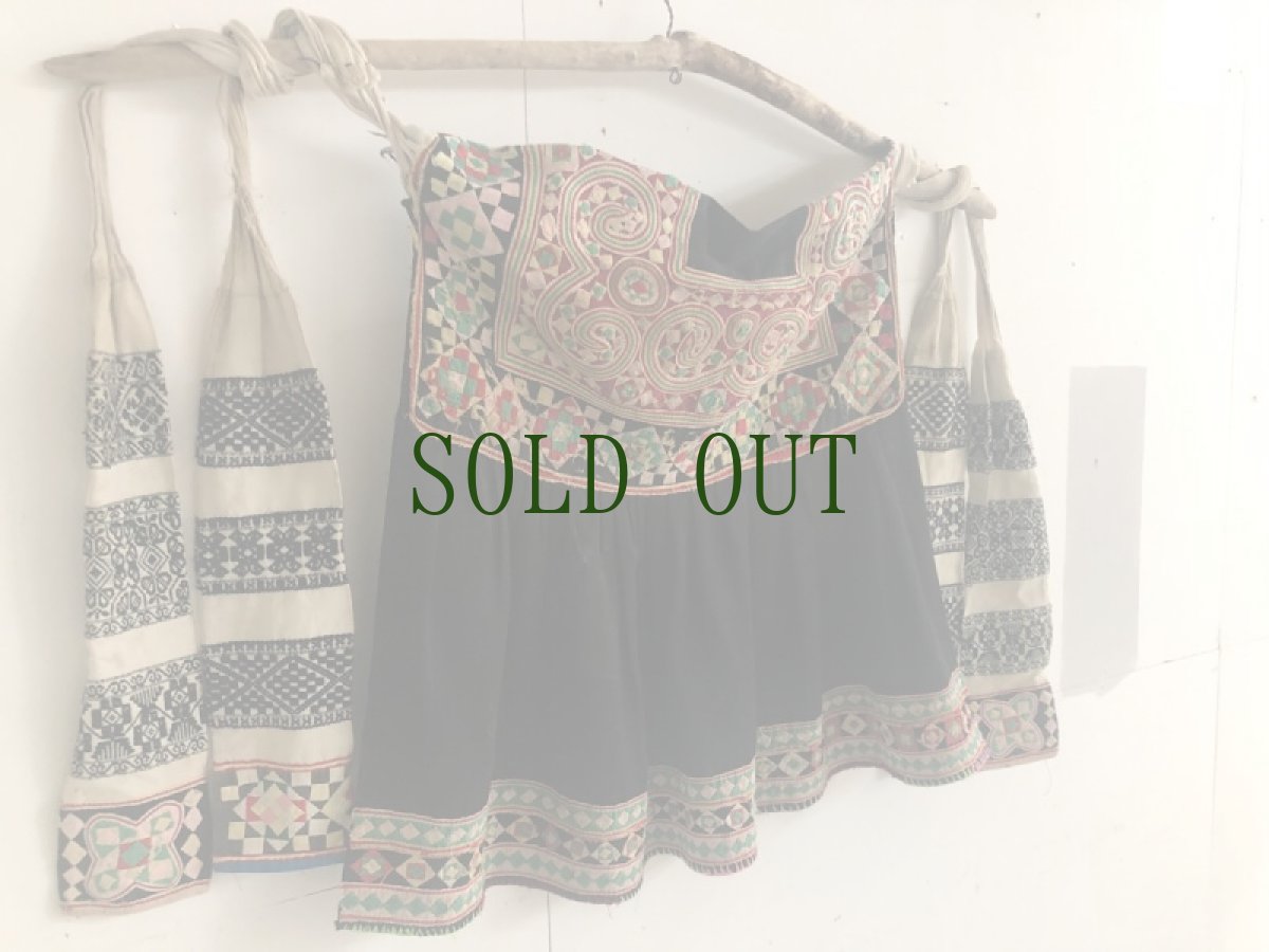 画像2: 貴州省卒節地区苗族(bi jie miao people）前掛け兼ケープ(おんぶ布)　背帯　 (2)