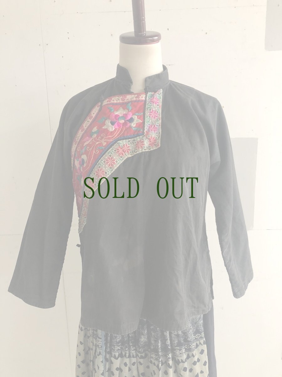 画像18: 貴州省卒節苗族(bi jie miao people)　草木染・花柄刺繍ジャケット（木綿） (18)