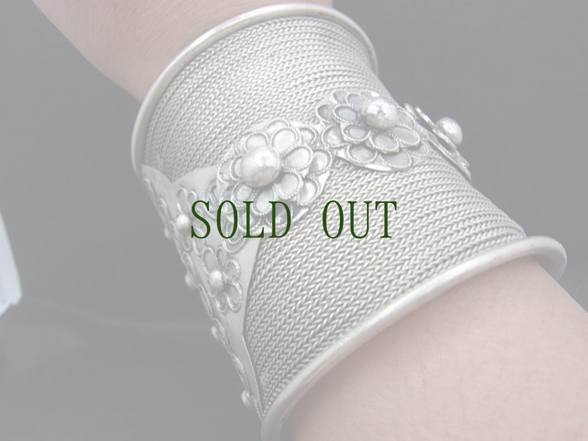 画像7: 貴州ミャオ族のシルバーバングル(ミャオ銀)　三連花・線編 80mm (7)