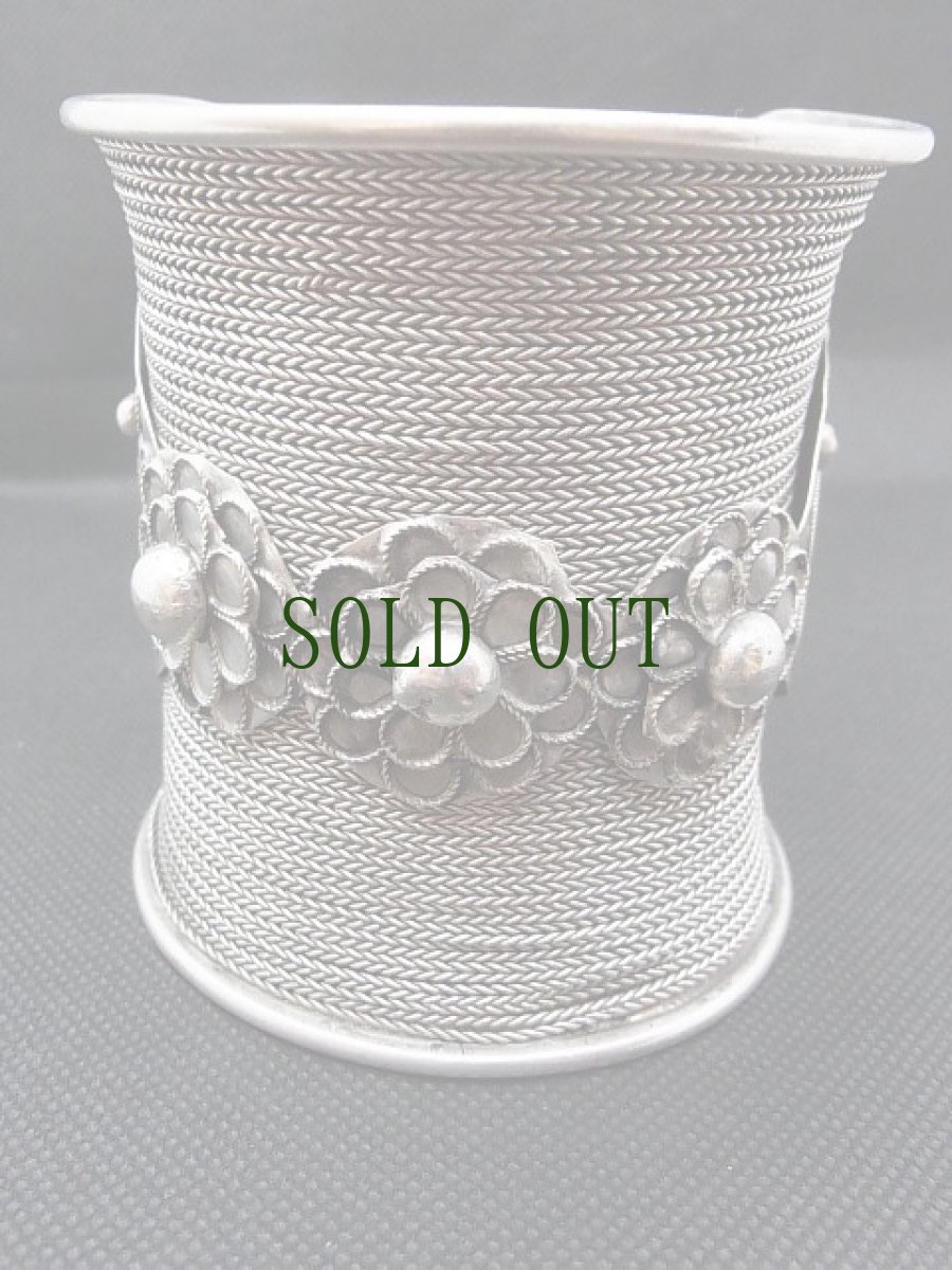 画像3: 貴州ミャオ族のシルバーバングル(ミャオ銀)　三連花・線編 80mm (3)