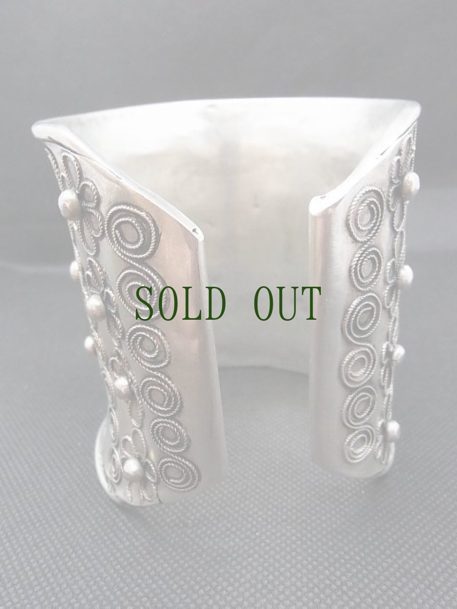 画像5: 貴州ミャオ族のシルバーバングル(ミャオ銀)　三連花・線編 80mm (5)