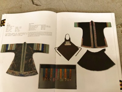 画像1: 侗族・リャンブー（亮布・Liang Bu）木綿藍染め光沢加工・プリーツ巻スカート（ビンテージ）トン族