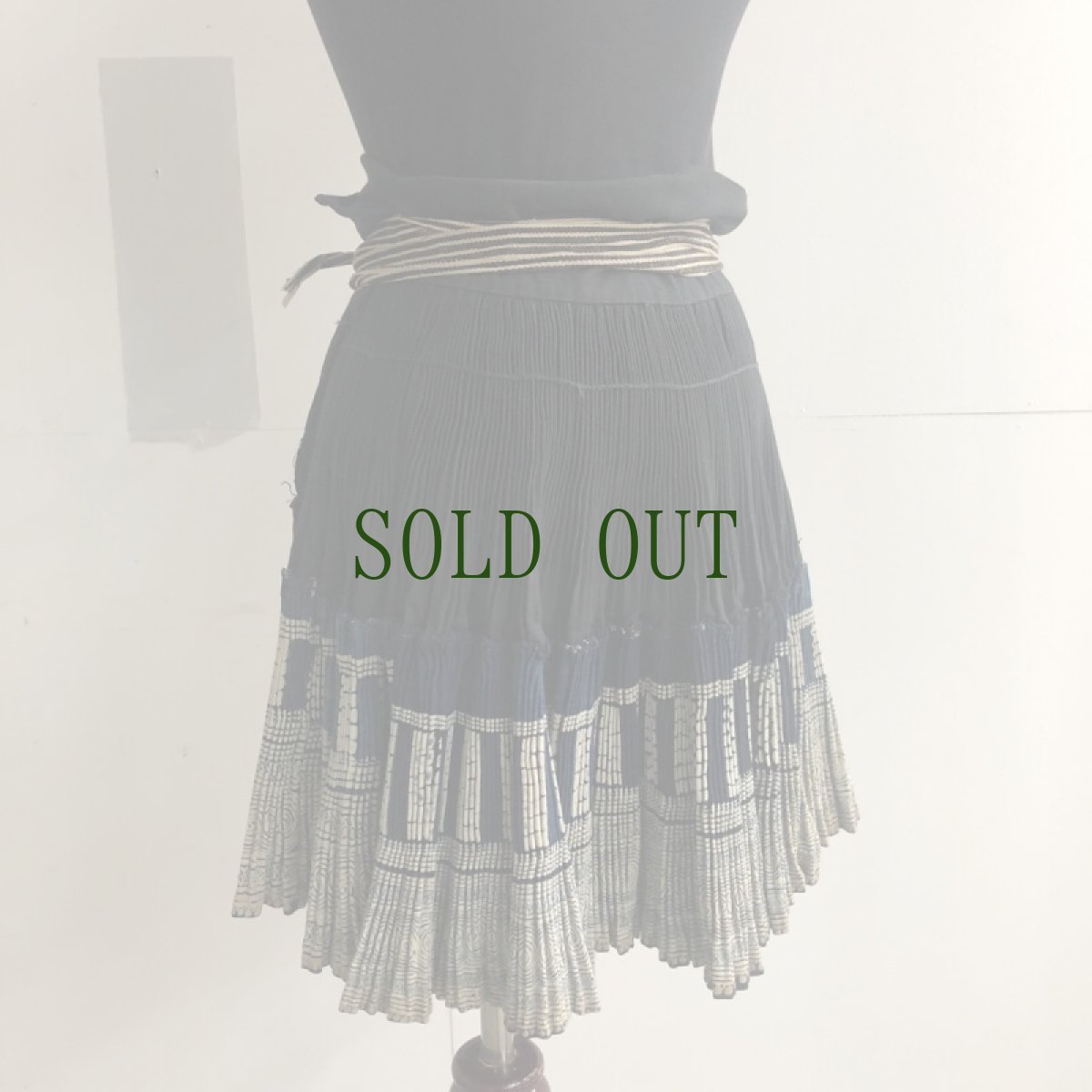 画像4: ガージア人　（貴州黄平県重安江式苗族(革家)）　藍染巻きスカート　 (4)