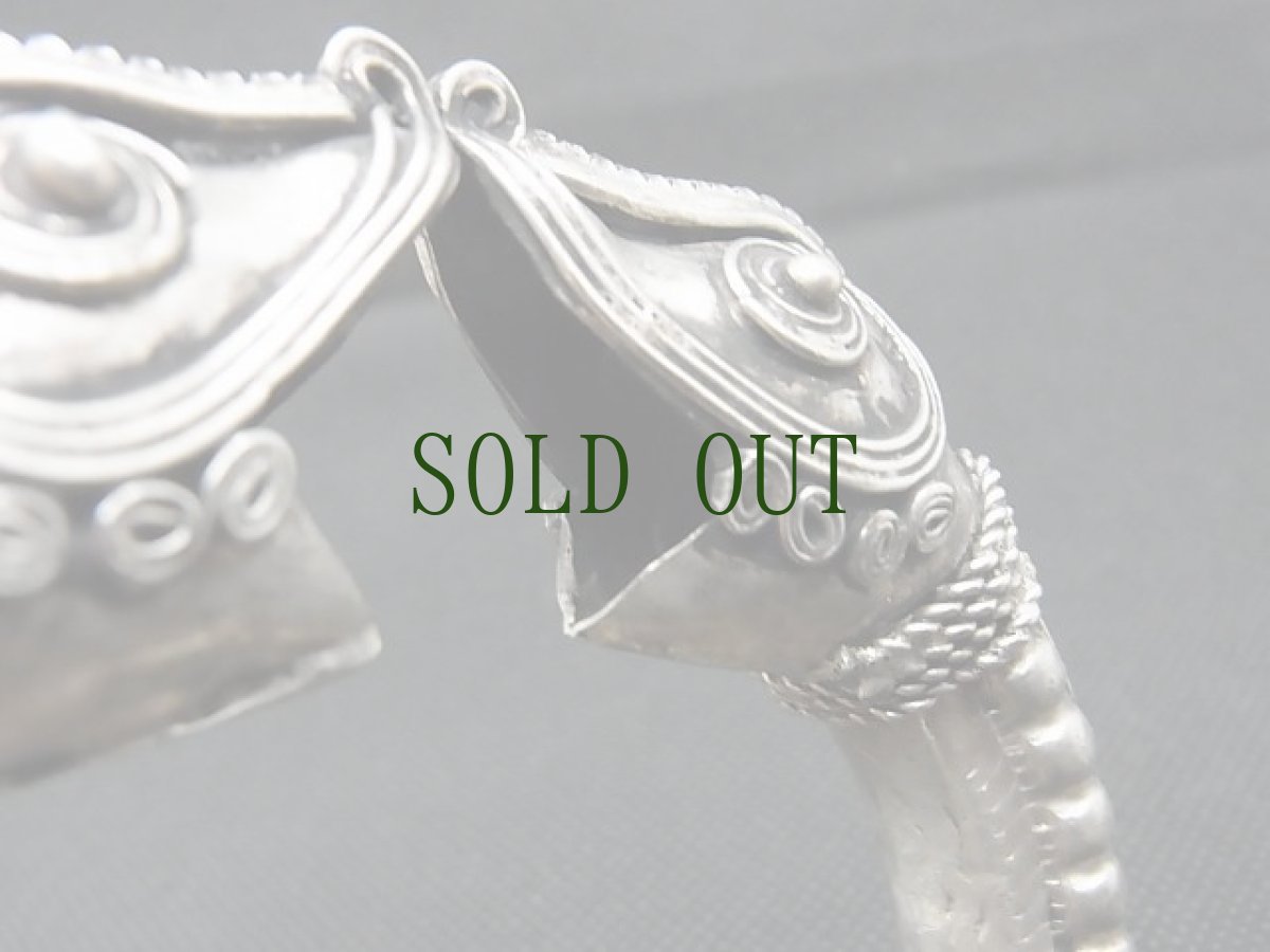 画像10: 貴州ミャオ族のシルバーバングル(ミャオ銀)　一対売り　（蛇・中空） (10)