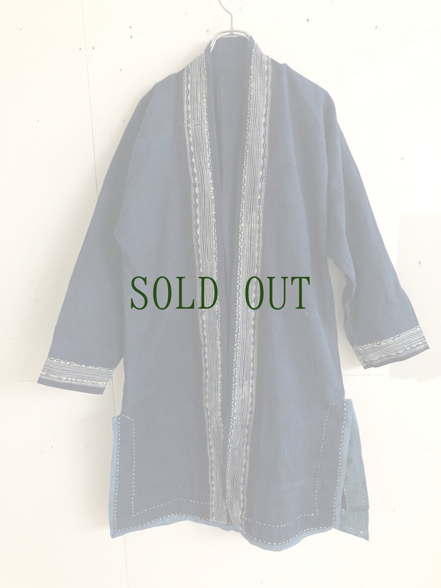 画像1: 本藍染ロング丈ジャケット　（貴州省ミャオ族　手紬手織り木綿）ドロップショルダー　 (1)