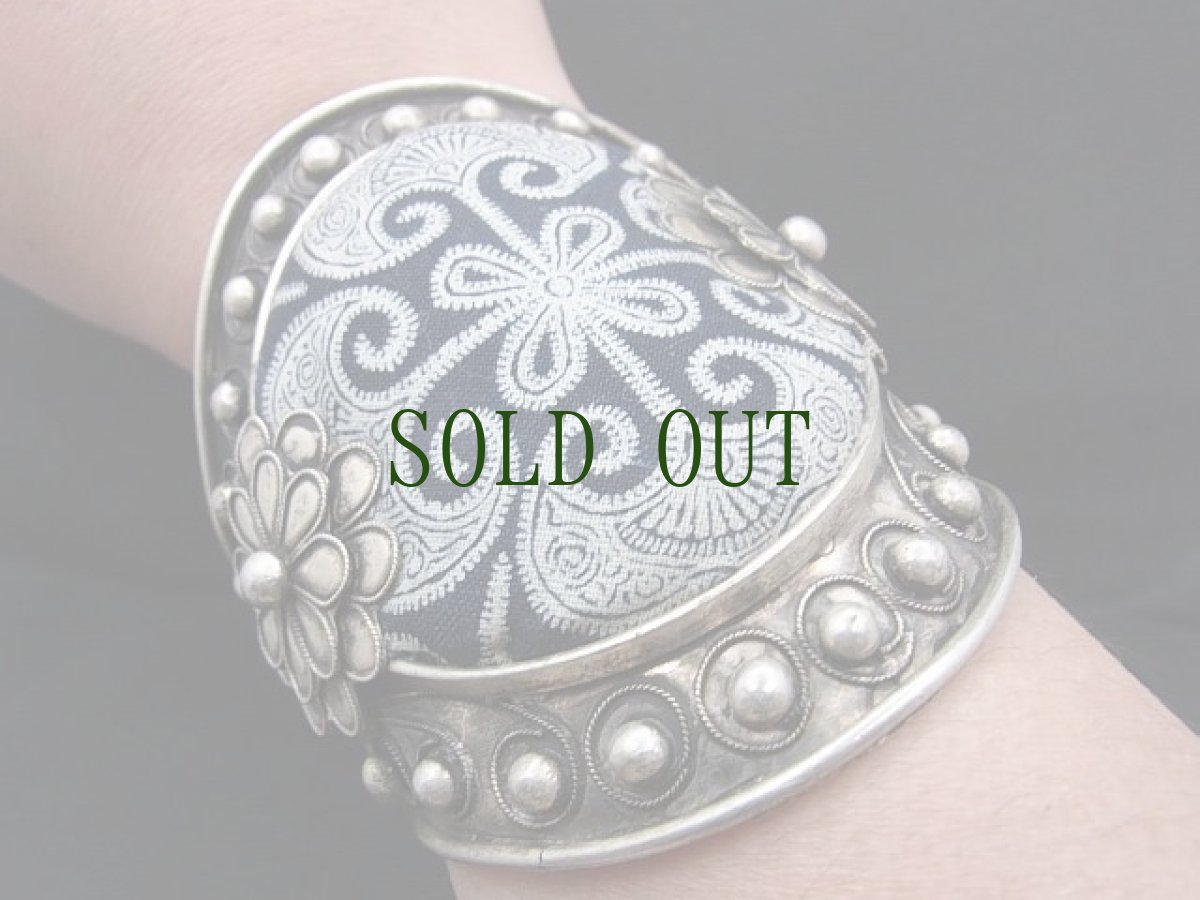 画像8: 貴州省ミャオ族　ろうけつ染め古裂バングル(ミャオ銀) (8)