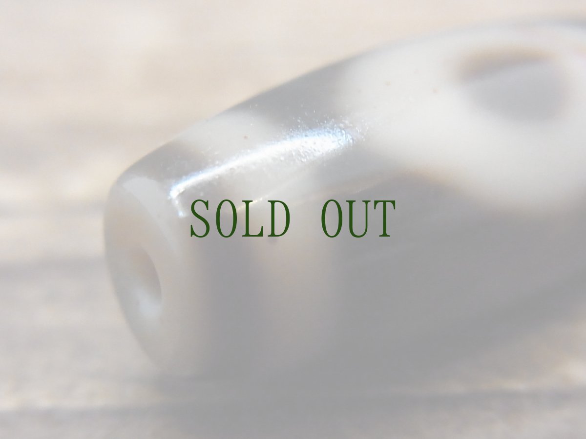 画像4: 紅朱砂ジービーズ(dzi mig ni pa with red spot)二眼天珠（ブッダ２アイ） (4)