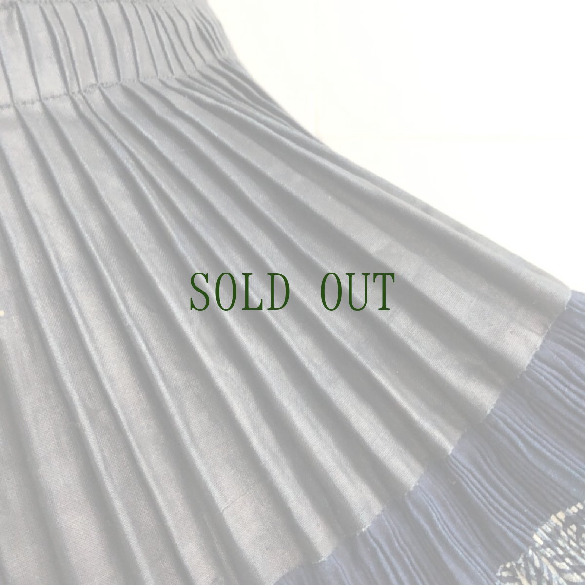 画像7: 榕江苗族(rong jiang miao/ミャオ族）藍染・亮布　プリーツ巻きスカート　(ビンテージ） (7)