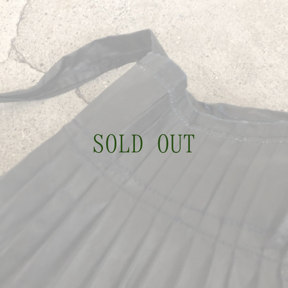 画像11: 榕江苗族(rong jiang miao/ミャオ族）藍染・亮布　プリーツ巻きスカート　(ビンテージ） (11)