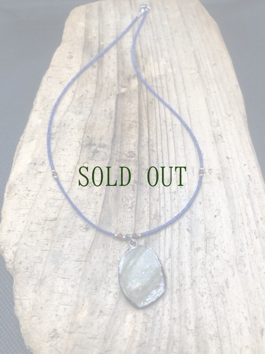 画像2: 古代ローマングラス（銀化ガラス）とラピスラズリのネックレス (2)