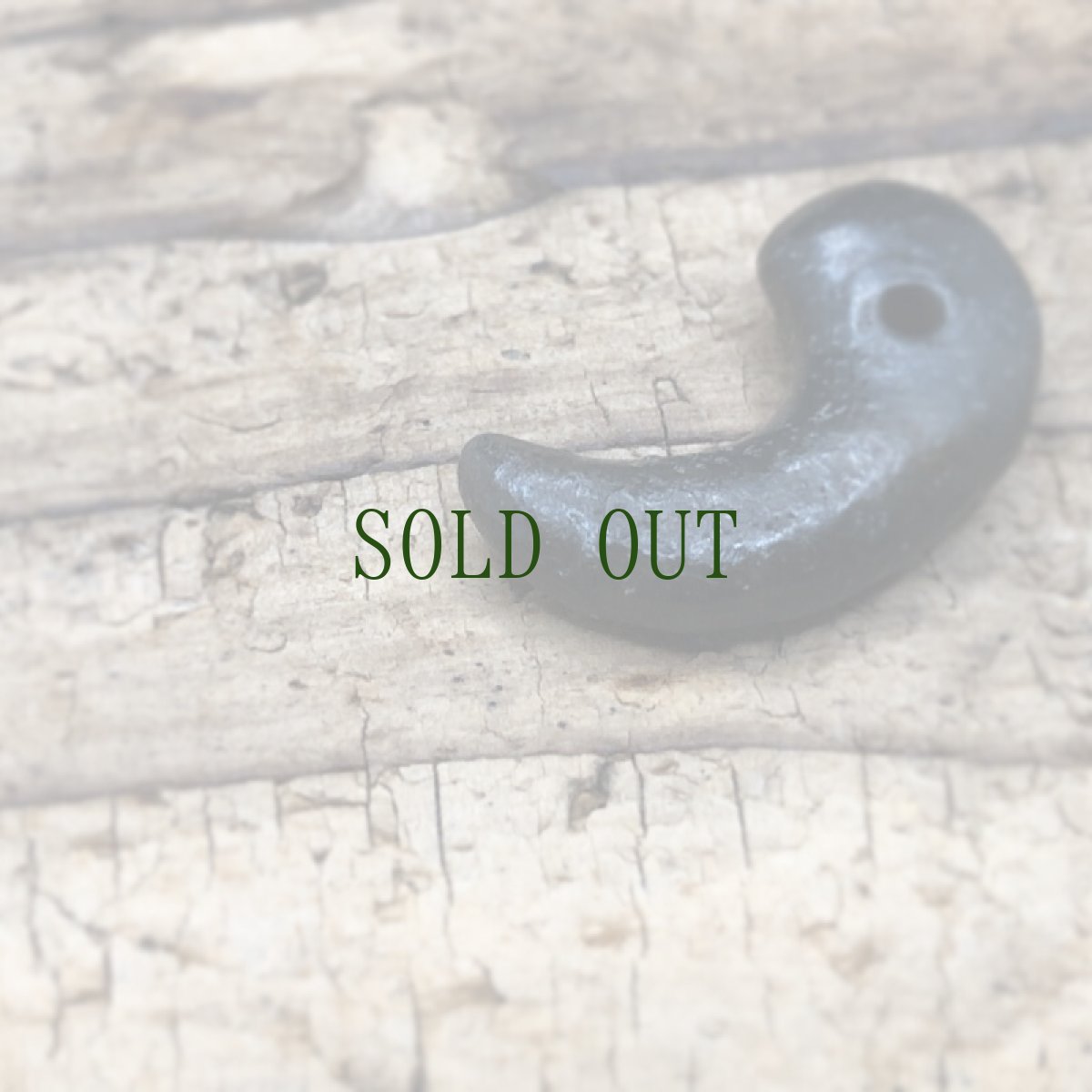 画像9: 勾玉　（古墳時代）滑石製・濃緑色 (9)