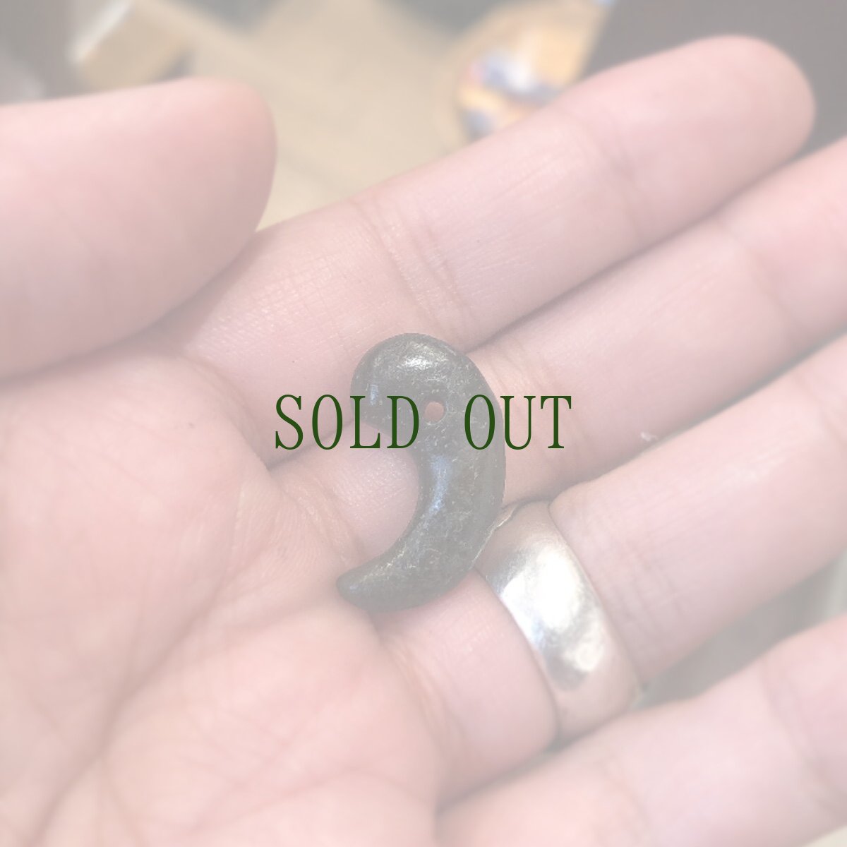 画像8: 勾玉　（古墳時代）滑石製・濃緑色 (8)