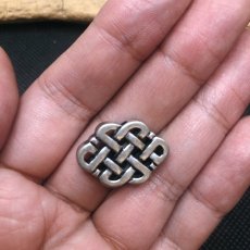 画像1: エンドレスノット（ベルべ・無限の紐）　チベット八吉祥紋（タシタゲ）・白銅製（蔵銀） (1)