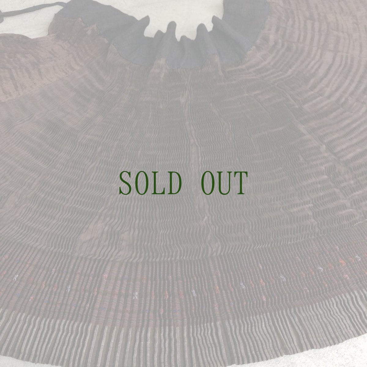 画像8: 貴州省黄平苗族(ミャオ族)　プリーツ巻きスカート（野蚕絹・草木染）ビンテージ【シルク】 (8)