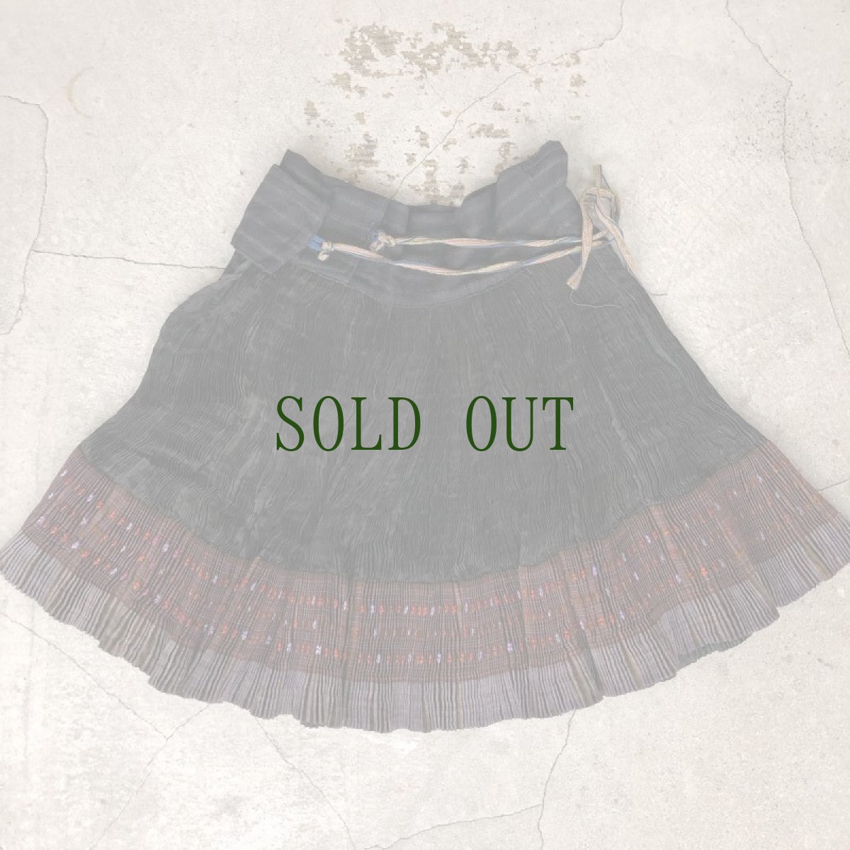 画像5: 貴州省黄平苗族(ミャオ族)　プリーツ巻きスカート（野蚕絹・草木染）ビンテージ　【シルク】 (5)