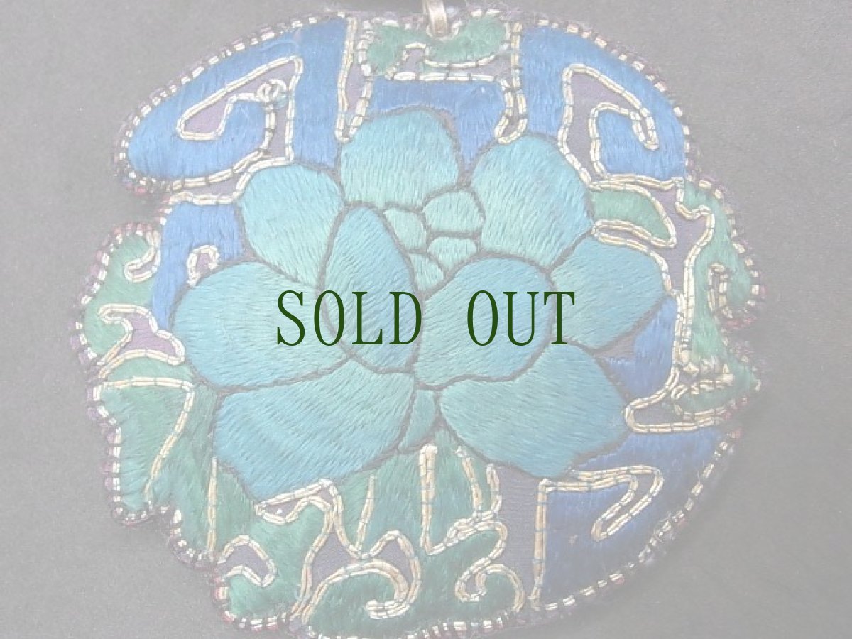 画像4: 貴州省ミャオ族の古刺繍ペンダント・ピン　(ミャオ銀)　オーナメント (4)