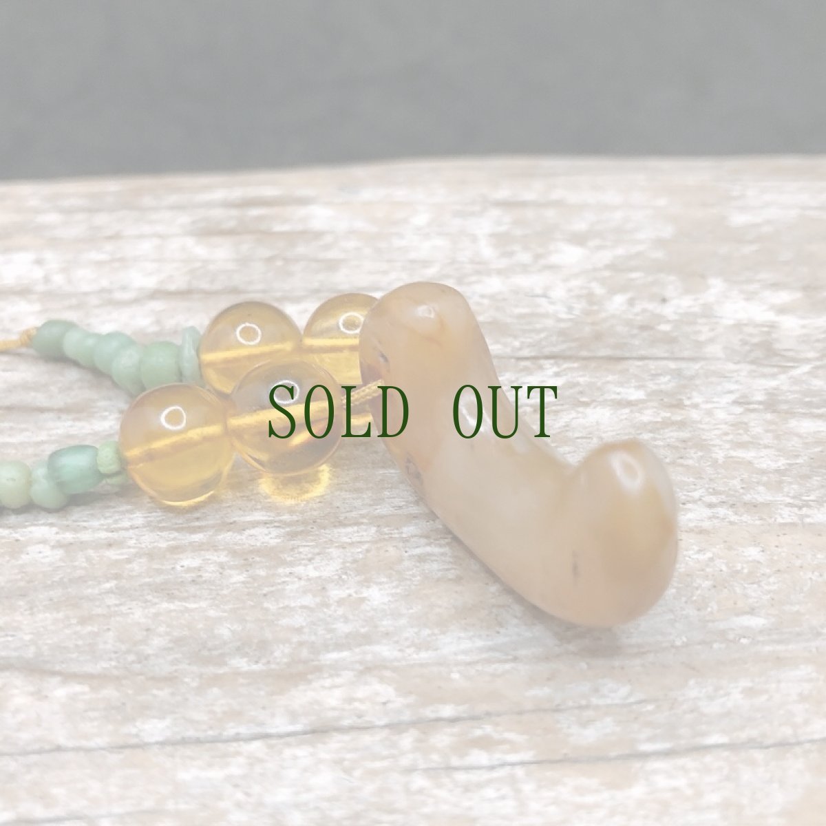 画像5: 瑪瑙製勾玉（古墳時代)と天然琥珀玉、古代瑠璃玉 (5)