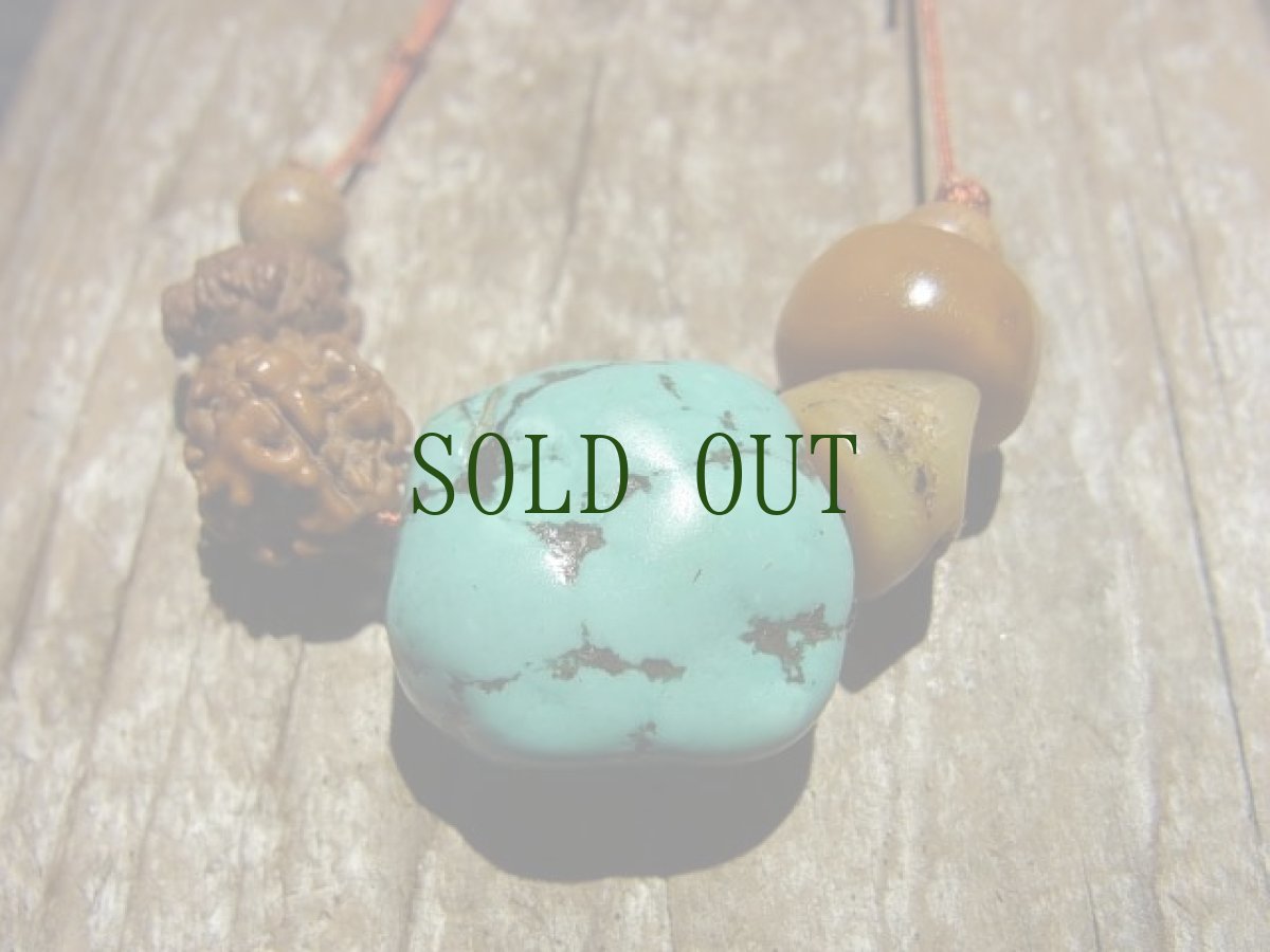 画像2: アンティーク　チベタン天然ターコイズ(yu)と眉心骨カパーラ、菩提樹、琥珀珠の首飾り　 (2)