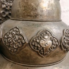 画像7: チベット・銀製兜（祭儀用）Tibetan silver helmet with iron stand　鉄製土台付き　 (7)