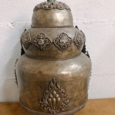 画像6: チベット・銀製兜（祭儀用）Tibetan silver helmet with iron stand　鉄製土台付き　 (6)
