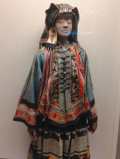 画像3: 雲南省麻栗坡県新寨郷　彝族（イ族）スカート　本藍染・綿麻製・絹糸刺繍（Malipo YI traditional skirt）