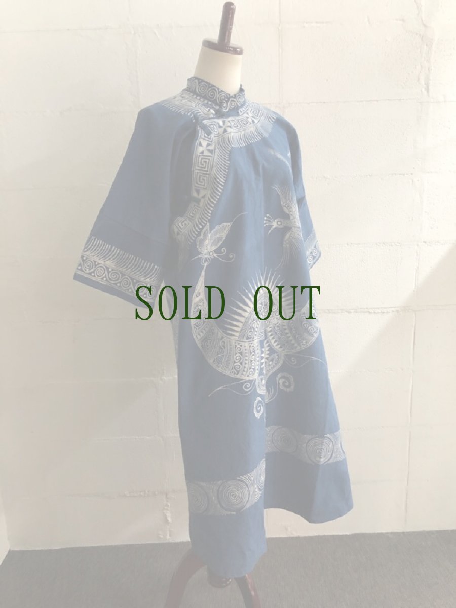 画像2: ガージア苗族、藍染・ろうけつ染めチャイナカラードレス（ミャオ族(革家)）ロング丈・木綿 (2)