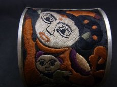 画像4: 貴州省ミャオ族の古刺繍バングル(ミャオ銀)・母子・破線刺繍 (4)