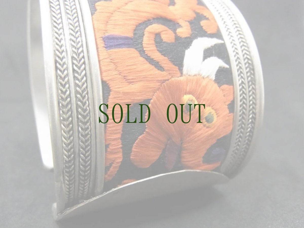 画像3: 貴州省ミャオ族の古刺繍バングル(ミャオ銀)・龍・破線刺繍 (3)