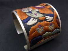 画像2: 貴州省ミャオ族の古刺繍バングル(ミャオ銀)・母子・破線刺繍 (2)