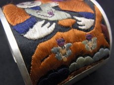 画像5: 貴州省ミャオ族の古刺繍バングル(ミャオ銀)・母子・破線刺繍 (5)