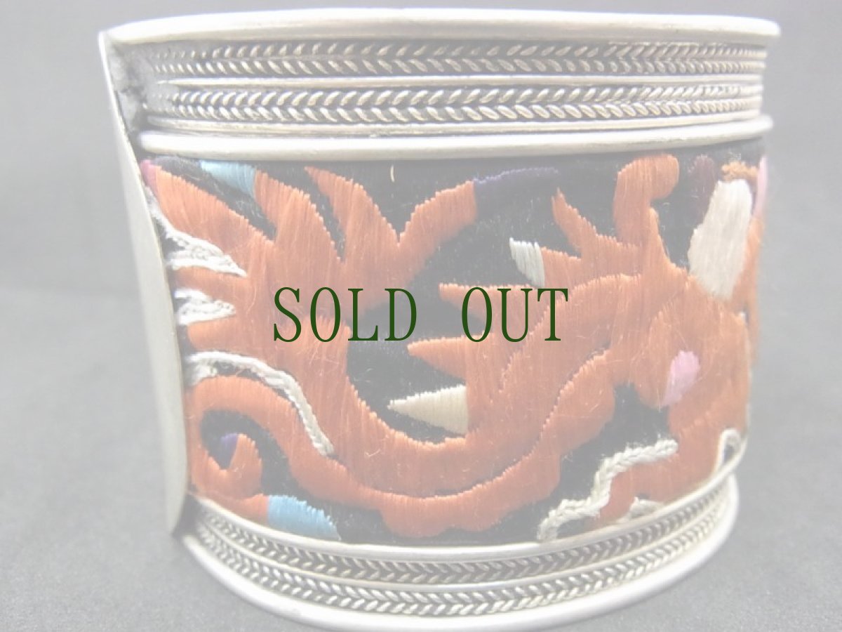 画像4: 貴州省ミャオ族の古刺繍バングル(ミャオ銀)・龍・破線刺繍 (4)