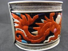 画像4: 貴州省ミャオ族の古刺繍バングル(ミャオ銀)・龍・破線刺繍 (4)