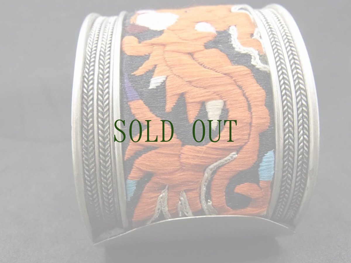 画像5: 貴州省ミャオ族の古刺繍バングル(ミャオ銀)・龍・破線刺繍 (5)