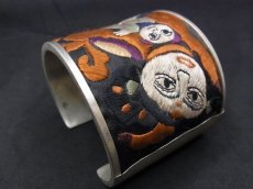 画像1: 貴州省ミャオ族の古刺繍バングル(ミャオ銀)・母子・破線刺繍 (1)