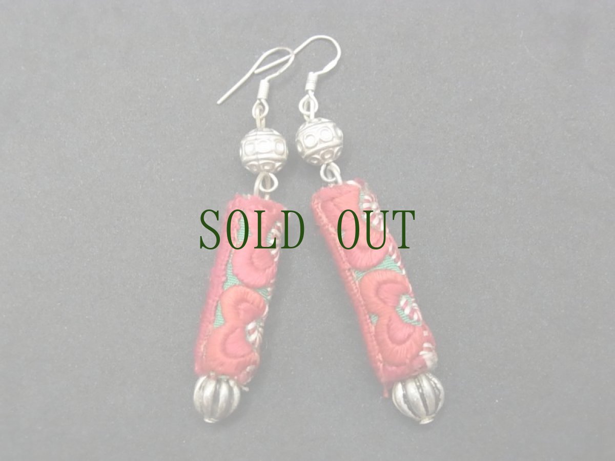 画像2: 貴州ミャオ族の苗銀製・刺繍古裂ピアス　 (2)