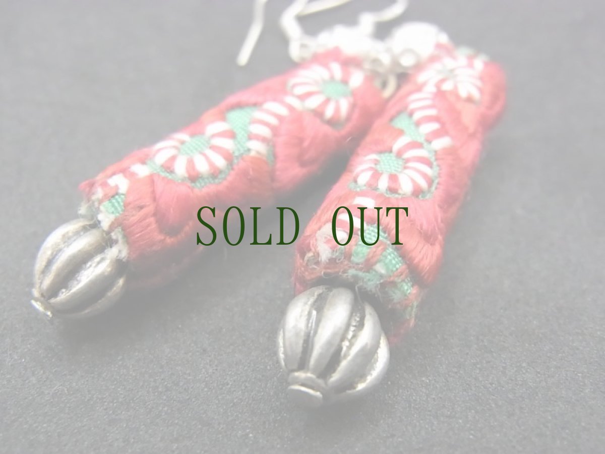 画像3: 貴州ミャオ族の苗銀製・刺繍古裂ピアス　 (3)