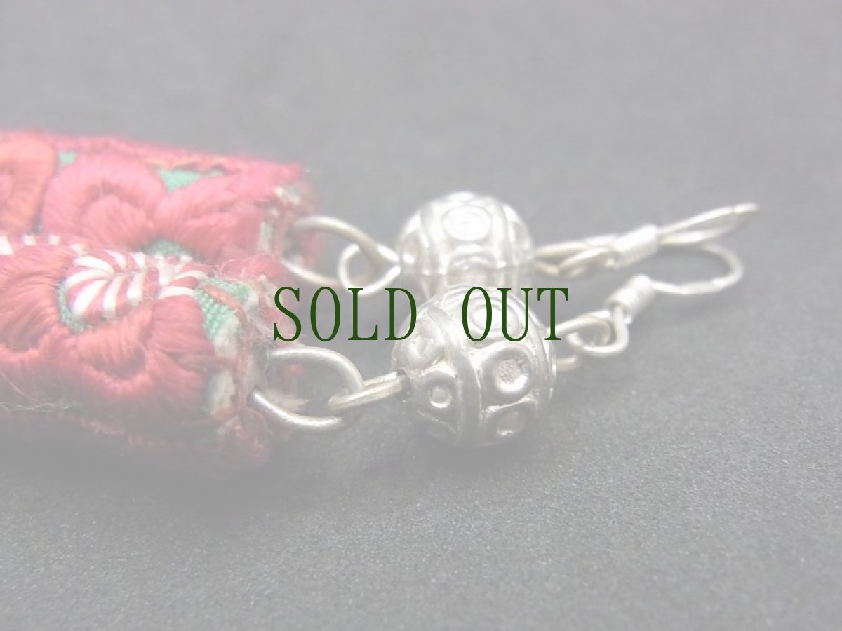 画像4: 貴州ミャオ族の苗銀製・刺繍古裂ピアス　 (4)