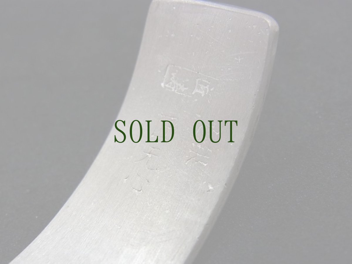 画像9: 純銀製・総手打ち手彫り一点ものバングル【貴州省苗族（ミャオ族）】78g　年代物 (9)