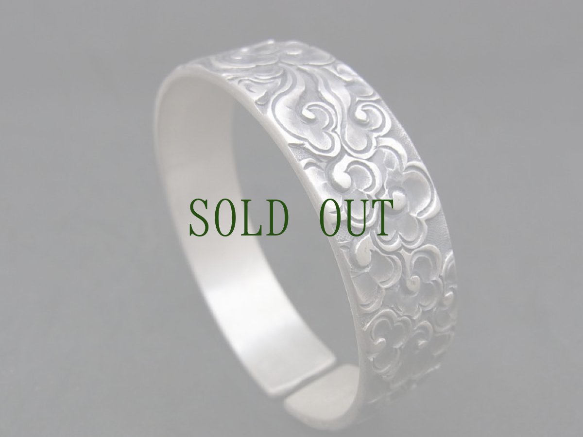 画像8: 純銀製・総手打ち手彫り一点ものバングル【貴州省苗族（ミャオ族）】78g　年代物 (8)