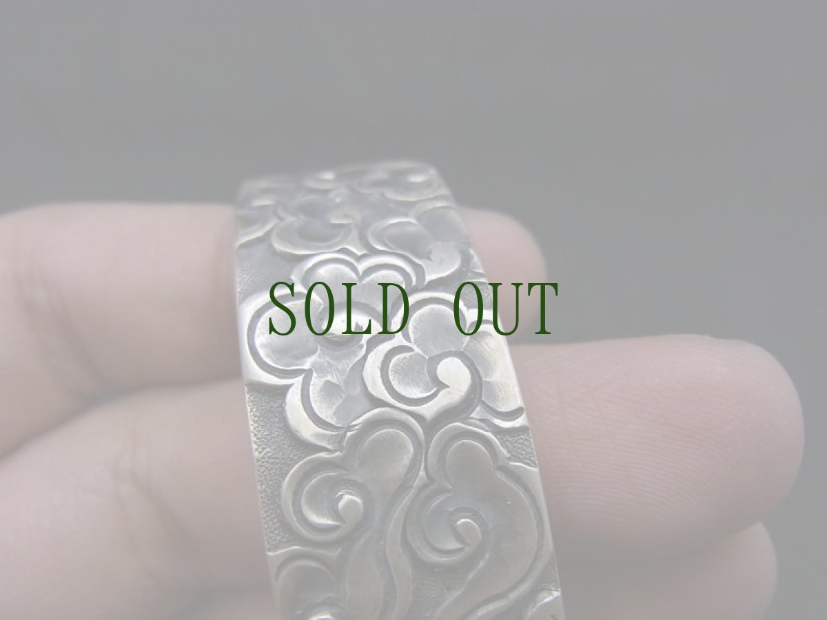 画像10: 純銀製・総手打ち手彫り一点ものバングル【貴州省苗族（ミャオ族）】78g　年代物 (10)