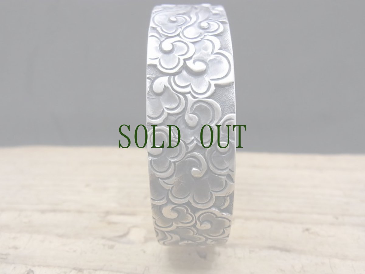 画像6: 純銀製・総手打ち手彫り一点ものバングル【貴州省苗族（ミャオ族）】78g　年代物 (6)