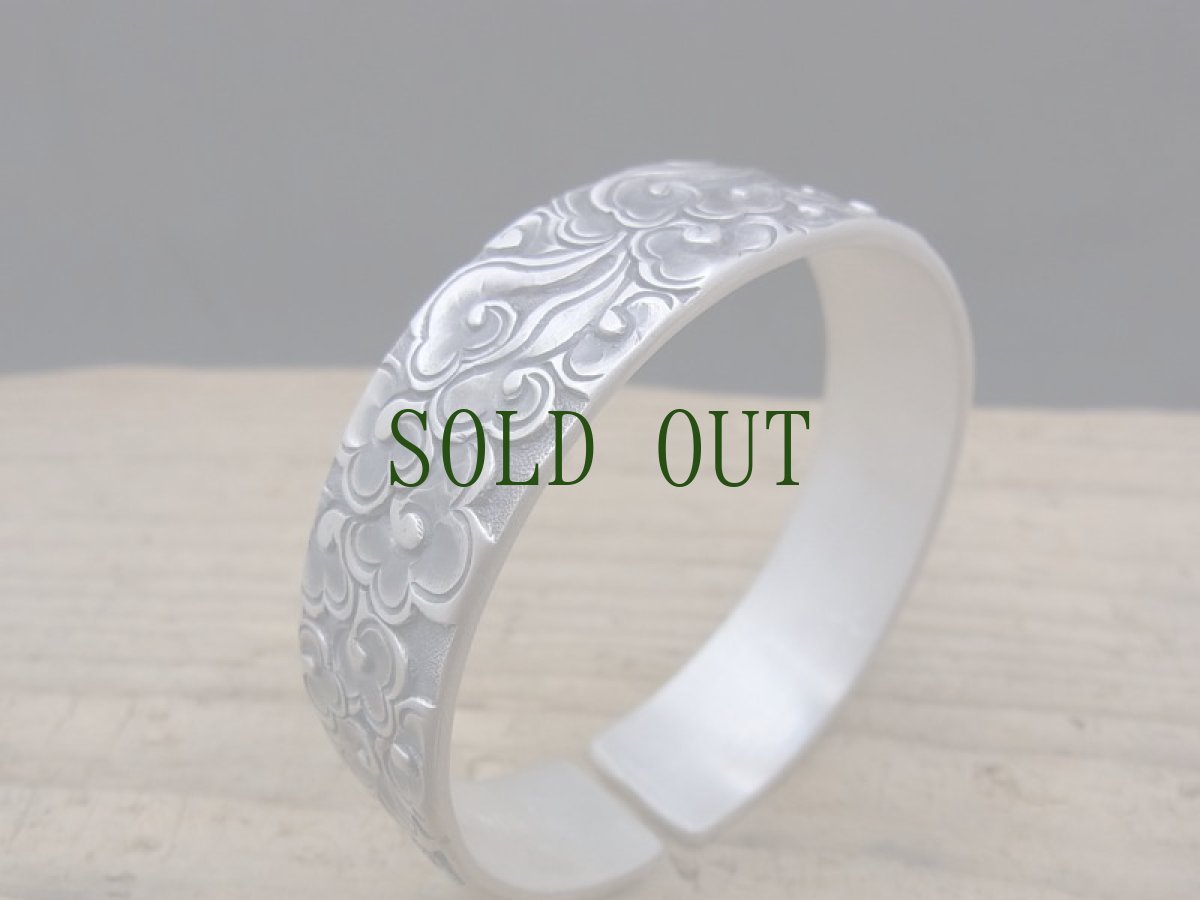 画像7: 純銀製・総手打ち手彫り一点ものバングル【貴州省苗族（ミャオ族）】78g　年代物 (7)