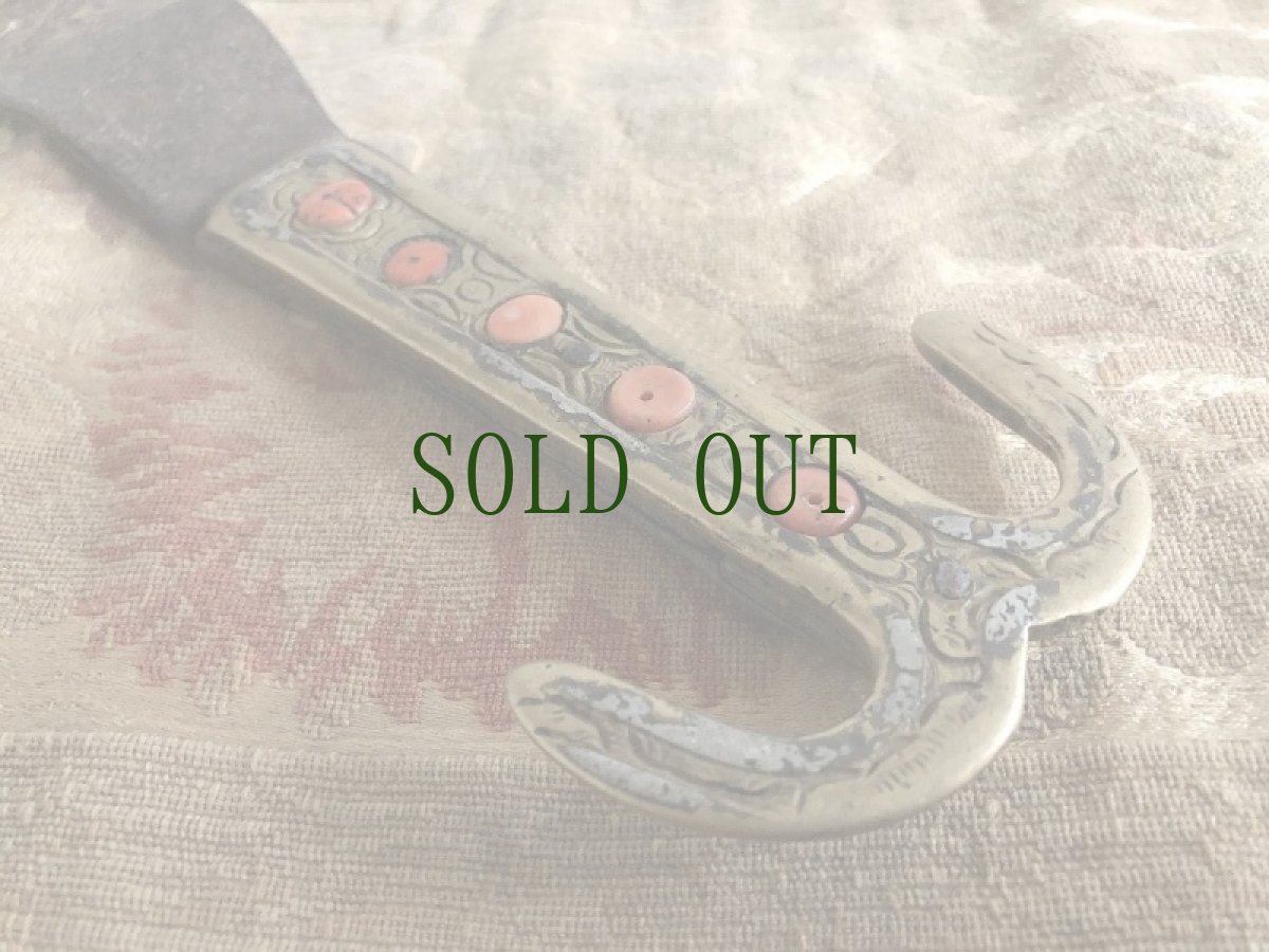 画像2: チベットの装身具(搾乳桶用の鉤・ラムチャル/tibetan old lamchar）山さんご象嵌　アンティーク (2)