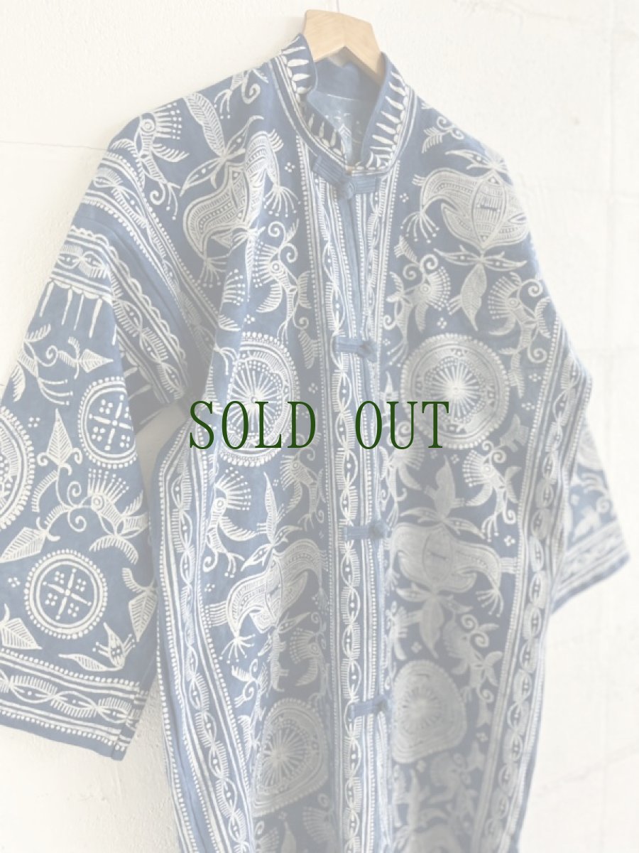 画像2: ガージアミャオ族（革家苗族）　藍染・ろうけつ染め詰襟・ロング丈ジャケット (2)