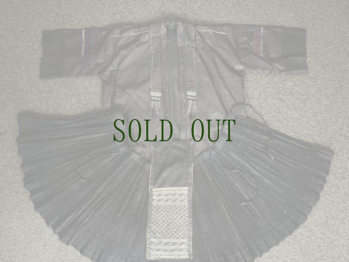 画像2: 錫繍・剣河苗族(jian he ミャオ族）　上衣・前掛け・スカート一式（木綿藍染・亮布・錫繍） (2)