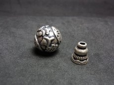 画像2: 数珠用親玉・ボサ（グル玉)　チベタンＭＡＬＡパーツ　（タシタゲ・八吉祥紋） (2)