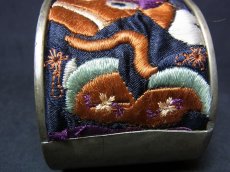 画像4: 貴州省ミャオ族の古刺繍バングル(ミャオ銀)・丑・剪紙破線繍/ Split thread stitch (4)