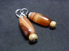 画像1: 縞瑪瑙（めのう・カーネリアン）と星月菩提樹のピアス　　（natural agate stone beads earrings ） (1)